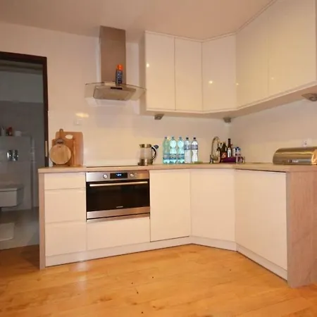 Dom Kolo Rewala Paprotno